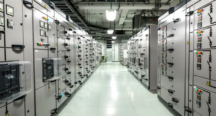 Use of copper busbars in servers and switch gear